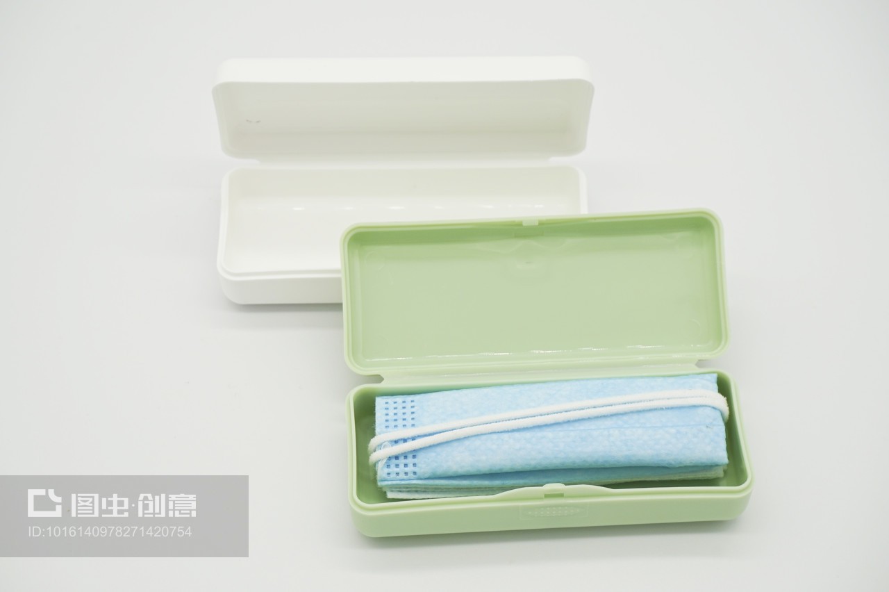 白色背景中的双色口罩盒 日常用品中的防疫美学